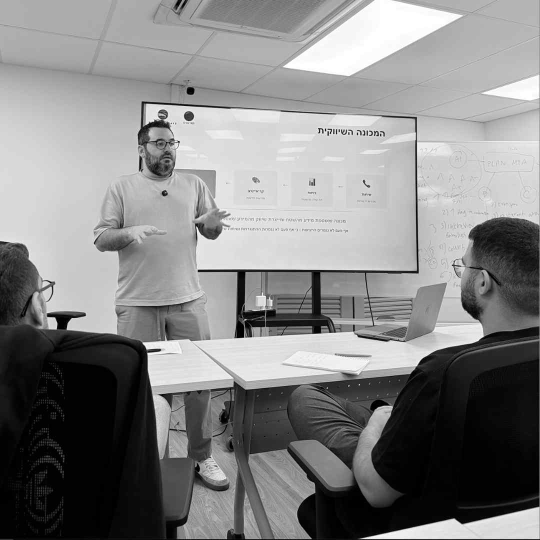 גל מרצה בסדנה